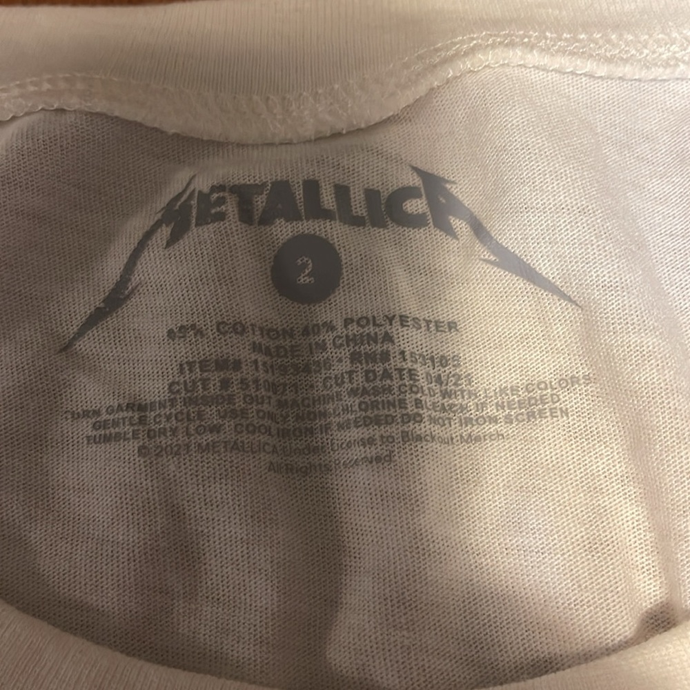 Torrid Metallica Tee. Cutouts on the neckline. No Flaws. Size 2 - Picture 3 of 7